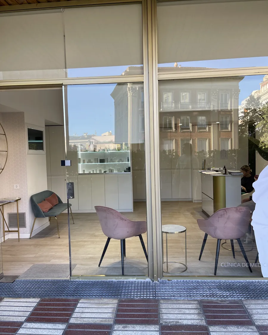 Entrada de Clínica ReVita en Carrer de Santaló